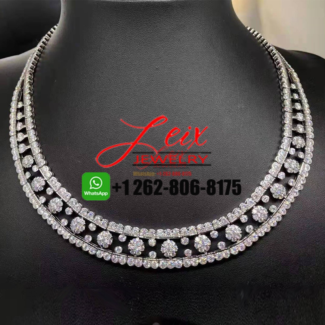 Van Cleef & Arpels High Jewelry Platinum 30.99ct Diamonds Snowflake Necklace Van Cleef & Arpels High Jewelry Platinum 30.99ct Diamonds Snowflake Necklace