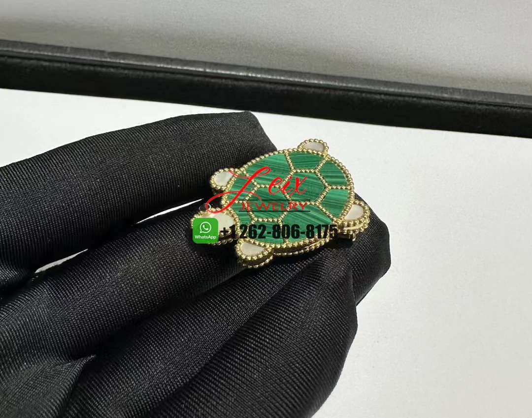 VCA Lucky Animals Turtle Clip 18k Yellow Gold Malachite, Mother-of-pearl, Onyx Brooch (2) VCA Lucky Animals Turtle Clip 18k Yellow Gold Malachite, Mother-of-pearl, Onyx Brooch